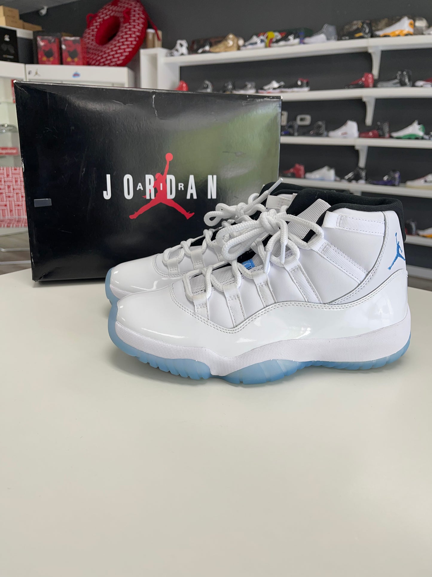 Jordan 11 Retro Legend Blue (2024) USED 8.5