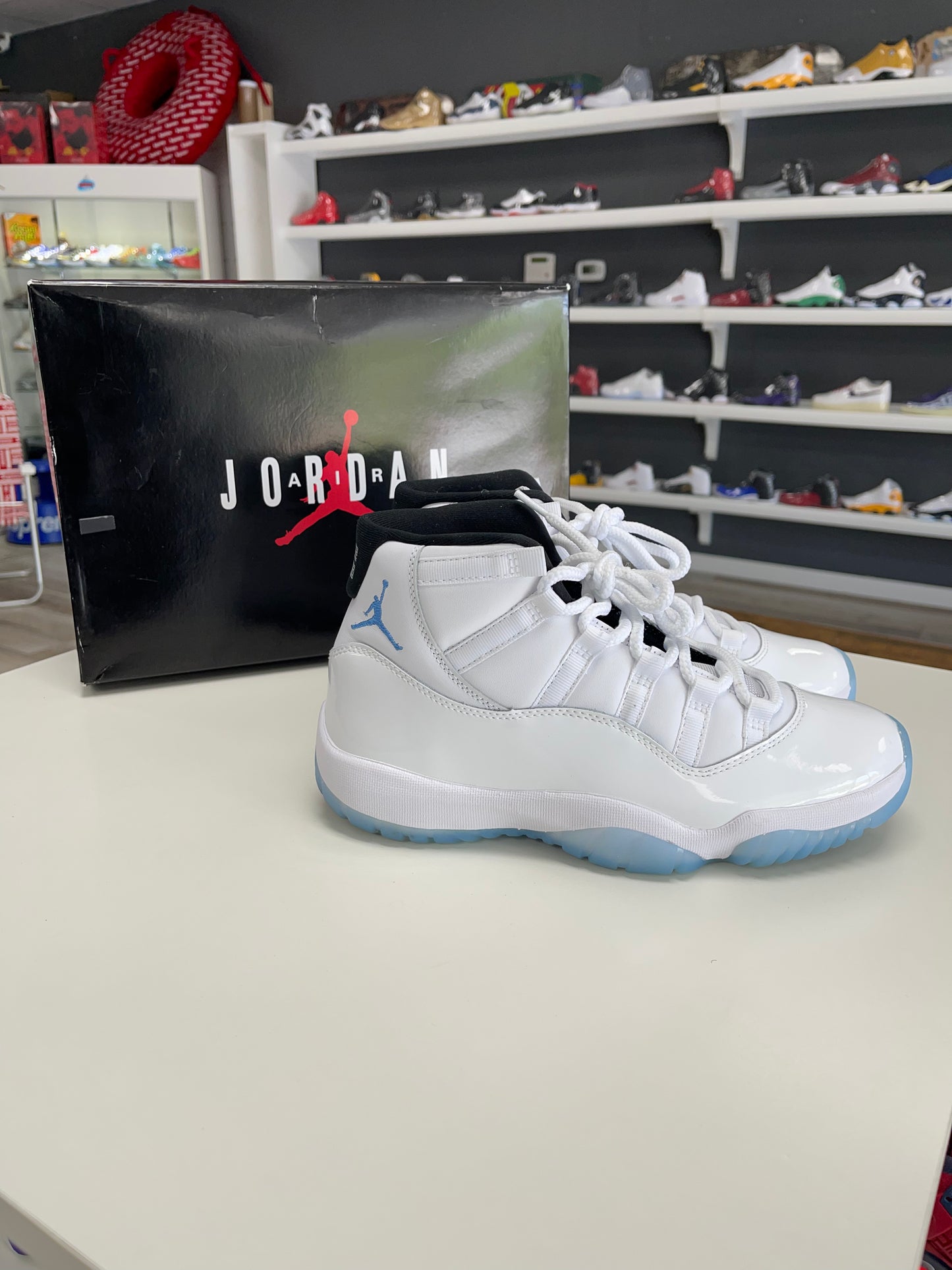 Jordan 11 Retro Legend Blue (2024) USED 8.5