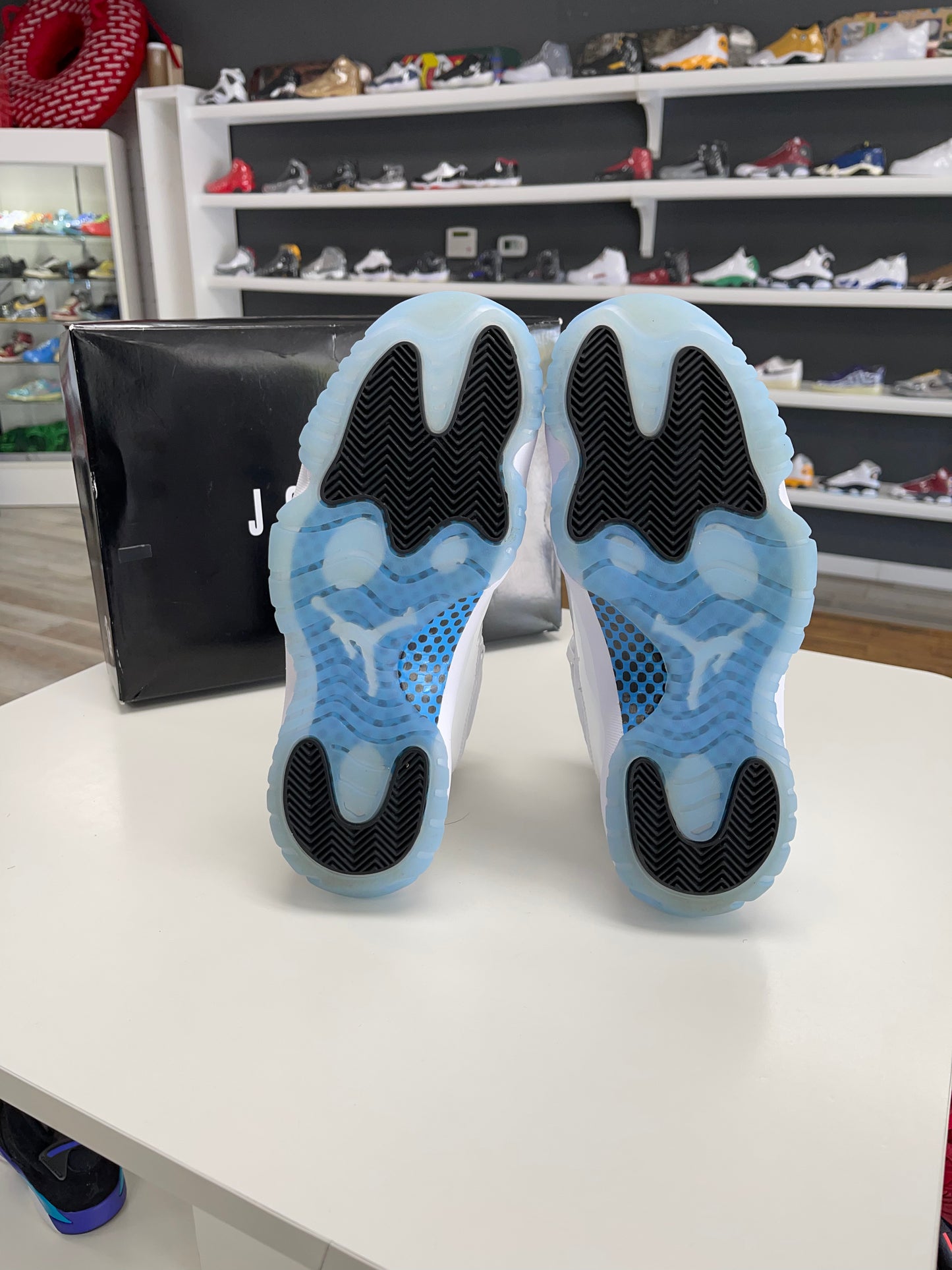 Jordan 11 Retro Legend Blue (2024) USED 8.5